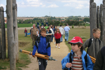 Pallisaden-Tor mit unserer Gruppe