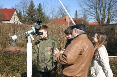 Kinder am Sonnenteleskop Lunt Solar System