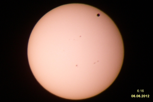 Sonne mit bedeckende Venus als kleine runde Fläche