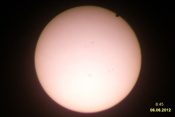 Sonne mit bedeckende Venus als kleine runde Fläche
