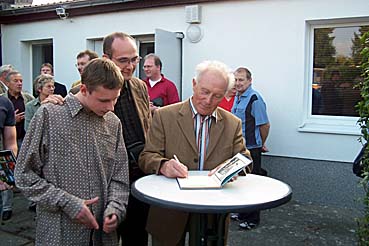 Sigmund Jähn in der Signierstunde