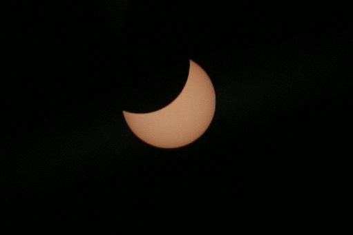Sonnenfinsternis mit durchfliegendem Linienflugzeug
